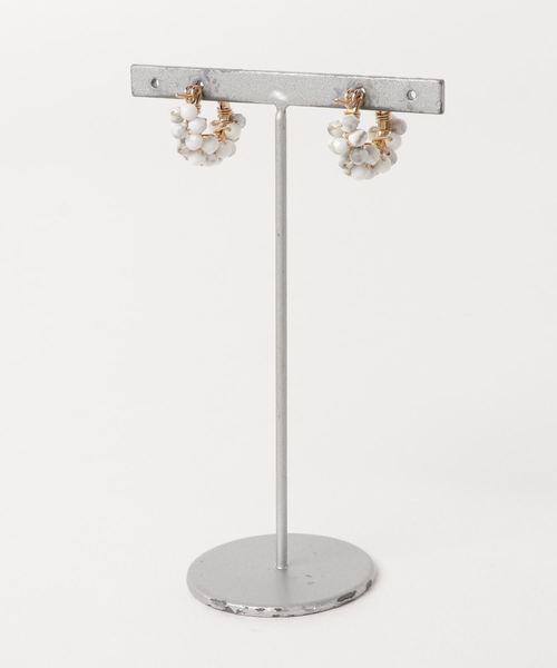 tone（トーン）の「【marinaJEWELRY】14kgf/Howlite pav&eacute pierced earring（ピアス（両耳用）・レディース・ホワイト・S）」の3枚目の写真