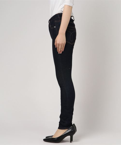 Calvin Klein Jeans(カルヴァンクラインジーンズ)の「ネイビー スキニー デニムパンツ(デニムパンツ・レディース・ブラック/ブルー・25inch/28inch/29inch/26inch/27inch)」の3枚目の写真