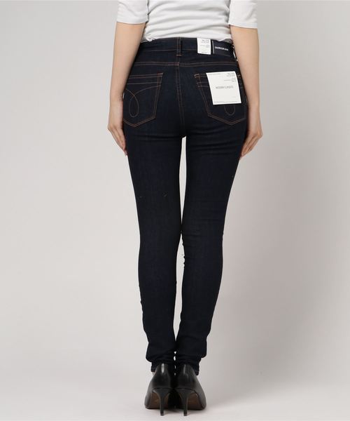 Calvin Klein Jeans(カルヴァンクラインジーンズ)の「ネイビー スキニー デニムパンツ(デニムパンツ・レディース・ブラック/ブルー・25inch/28inch/29inch/26inch/27inch)」の4枚目の写真