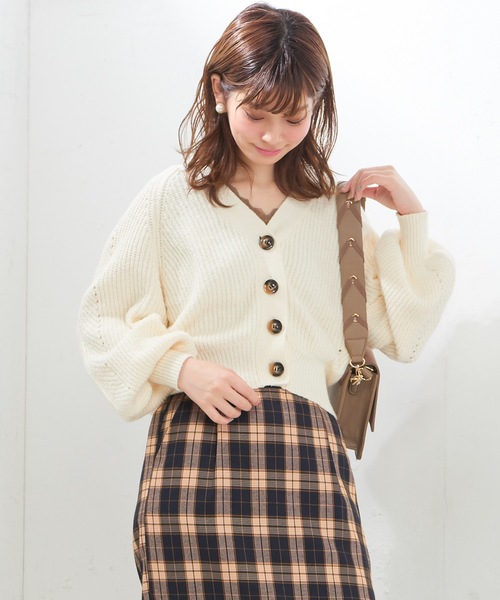 natural couture（ナチュラルクチュール）の「ぷくぷく片畦ニットカーディガン（カーディガン/ボレロ・レディース・ベージュ/ネイビー/オフホワイト/グリーン/ライトピンク・FREE）」の2枚目の写真