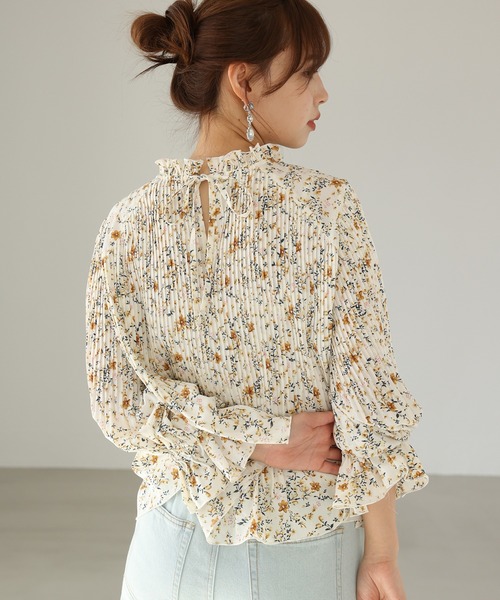 one after another NICE CLAUP（ワンアフターアナザーナイスクラップ）の「【ZOZO限定】消しプリーツ切替ブラウス（シャツ/ブラウス・レディース・ホワイト系その他/ブラック/モカ/グリーン系その他/ドット/スモークピンク/その他1/サックスブルー・FREE）」の2枚目の写真