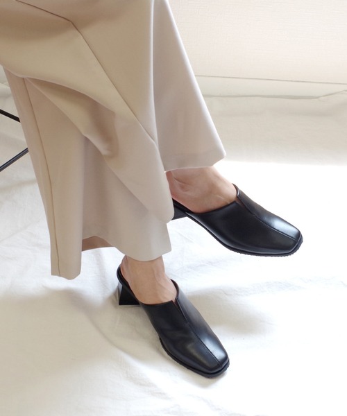 AmiAmi（アミアミ）の「【インスタグラマー＠kaochang_luuコラボ】スクエアトゥVカットミュール（サンダル・レディース・ブラック/ブラウン/グリーン/アイボリー/イエロー・L/LL/M/S）」の13枚目の写真