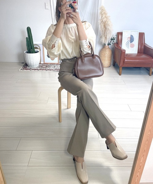 AmiAmi（アミアミ）の「【インスタグラマー＠kaochang_luuコラボ】スクエアトゥVカットミュール（サンダル・レディース・ブラック/ブラウン/グリーン/アイボリー/イエロー・L/LL/M/S）」の11枚目の写真