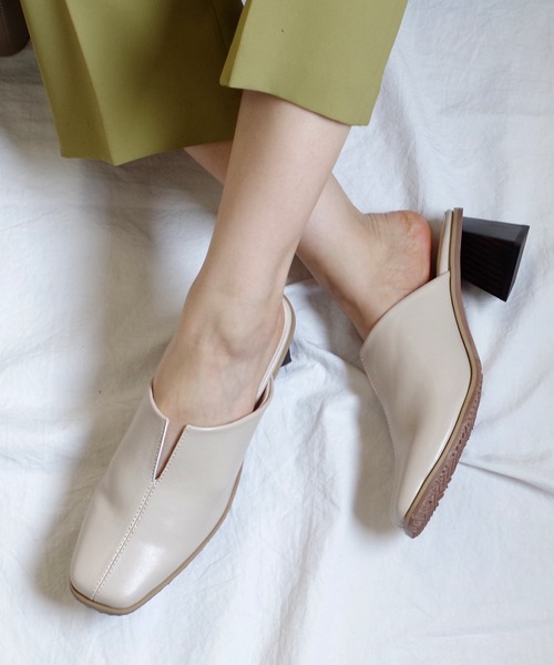 AmiAmi（アミアミ）の「【インスタグラマー＠kaochang_luuコラボ】スクエアトゥVカットミュール（サンダル・レディース・ブラック/ブラウン/グリーン/アイボリー/イエロー・L/LL/M/S）」の18枚目の写真