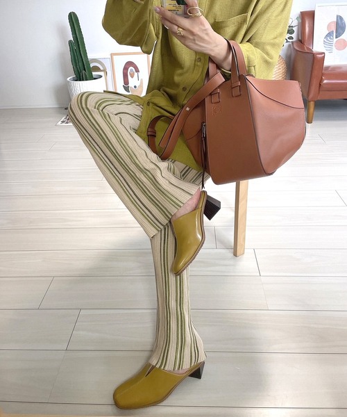 AmiAmi（アミアミ）の「【インスタグラマー＠kaochang_luuコラボ】スクエアトゥVカットミュール（サンダル・レディース・ブラック/ブラウン/グリーン/アイボリー/イエロー・L/LL/M/S）」の16枚目の写真