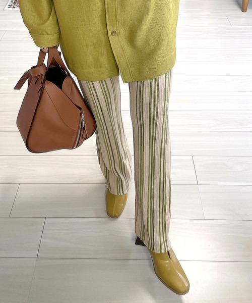 AmiAmi（アミアミ）の「【インスタグラマー＠kaochang_luuコラボ】スクエアトゥVカットミュール（サンダル・レディース・ブラック/ブラウン/グリーン/アイボリー/イエロー・L/LL/M/S）」の7枚目の写真