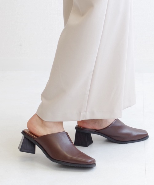 AmiAmi（アミアミ）の「【インスタグラマー＠kaochang_luuコラボ】スクエアトゥVカットミュール（サンダル・レディース・ブラック/ブラウン/グリーン/アイボリー/イエロー・L/LL/M/S）」の22枚目の写真