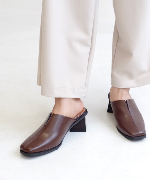 AmiAmi（アミアミ）の「【インスタグラマー＠kaochang_luuコラボ】スクエアトゥVカットミュール（サンダル・レディース・ブラック/ブラウン/グリーン/アイボリー/イエロー・L/LL/M/S）」の17枚目の写真