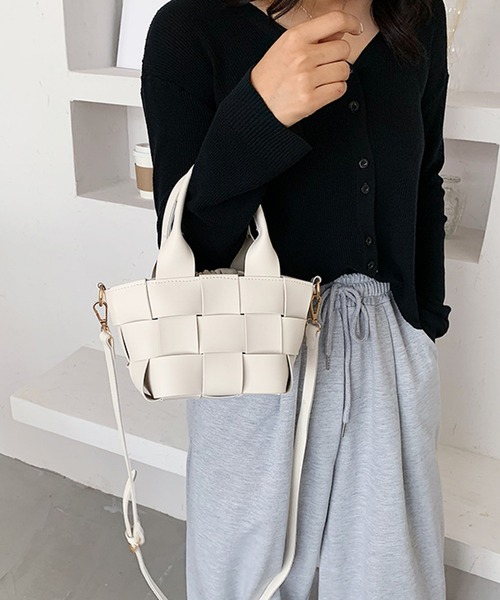 LIPSERVICE（リップサービス）の「編み込み2WAYミニバッグ【ZOZOTOWN限定】（ショルダーバッグ・レディース・ホワイト/グリーン/キャメル/ブラック・FREE）」の2枚目の写真