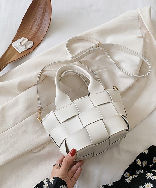 LIPSERVICE（リップサービス）の「編み込み2WAYミニバッグ【ZOZOTOWN限定】（ショルダーバッグ・レディース・ホワイト/グリーン/キャメル/ブラック・FREE）」の6枚目の写真