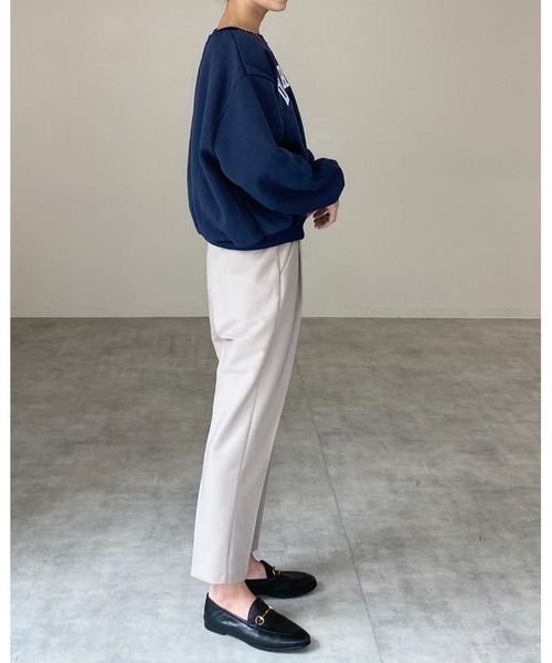 She's Closet(シーズクローゼット)の「裏起毛ビッグシルエット刺繍ロゴショート丈長袖プルオーバースウェット(スウェット・レディース・ネイビー/オートミール・FREE)」の5枚目の写真
