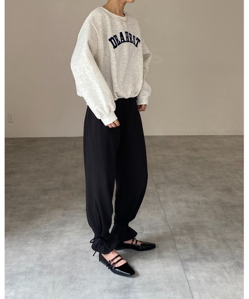 She's Closet(シーズクローゼット)の「裏起毛ビッグシルエット刺繍ロゴショート丈長袖プルオーバースウェット(スウェット・レディース・ネイビー/オートミール・FREE)」の7枚目の写真