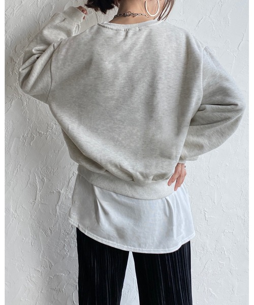 She's Closet(シーズクローゼット)の「裏起毛ビッグシルエット刺繍ロゴショート丈長袖プルオーバースウェット(スウェット・レディース・ネイビー/オートミール・FREE)」の15枚目の写真