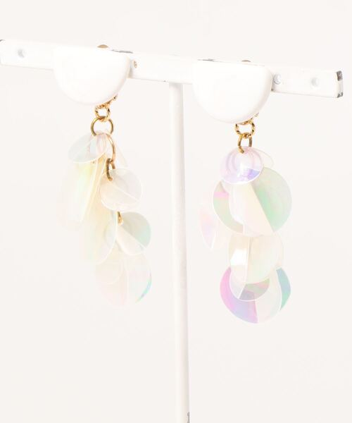 tone(トーン)の「【atelier*mio】クレイ × スパンコール costume jewelry earring(イヤリング・レディース・ホワイト/ブラック・FREE)」の1枚目の写真