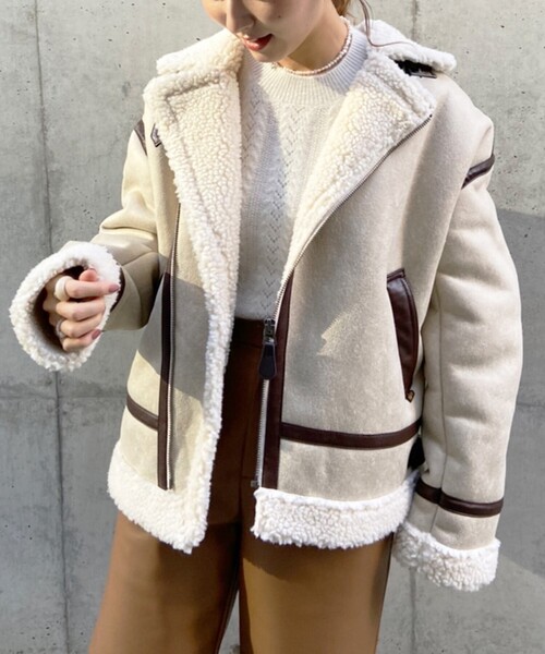 AG by aquagirl（エージーバイアクアガール）の「◆ALPHA フェイクムートンライダースジャケット（ライダースジャケット・レディース・オフホワイト/ブラウン系・38）」の2枚目の写真