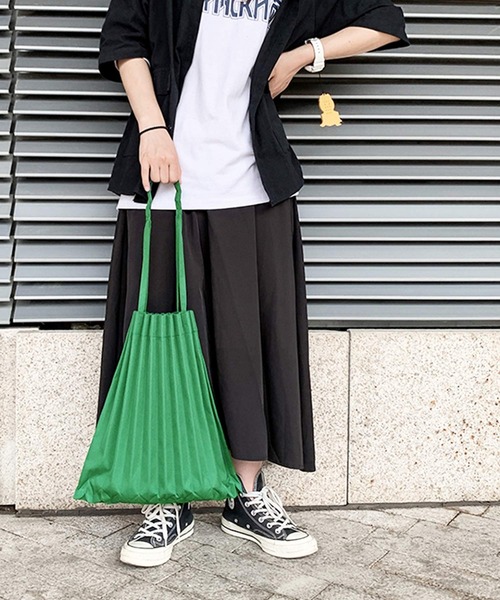 shopnikoniko(ショップニコニコ)の「プリーツ トートバッグ(トートバッグ・レディース・ブラック/ベージュ/ターコイズブルー/オレンジ/グリーン・フリー)」の3枚目の写真