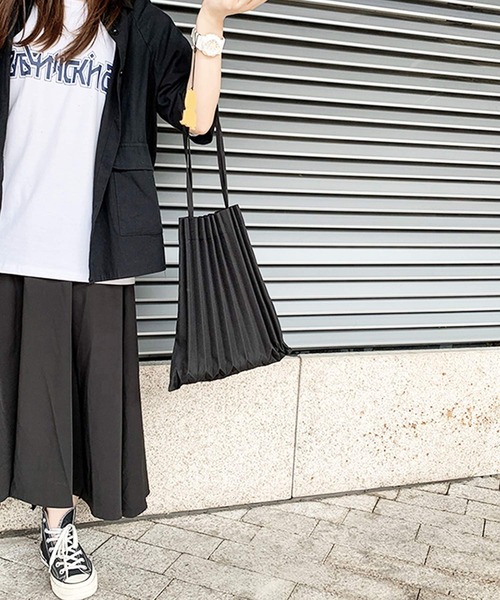 shopnikoniko(ショップニコニコ)の「プリーツ トートバッグ(トートバッグ・レディース・ブラック/ベージュ/ターコイズブルー/オレンジ/グリーン・フリー)」の6枚目の写真