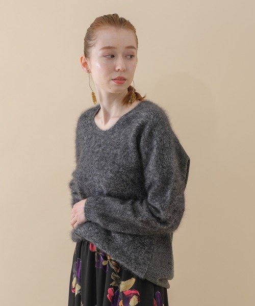 Dignite collier(ディニテコリエ)の「Dignite collier 後ろ切替ニット(ニット/セーター・レディース・グレー/グリーン/キャメル・FREE)」の1枚目の写真