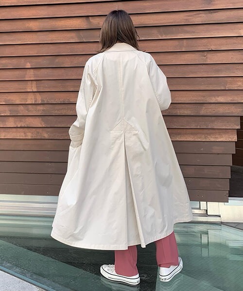 【新作新品】credonaクレドナ/インバーテッドプリーツオーバーコートホワイト CREDONA（クレドナ）の「インバーテッドプリーツオーバーコート