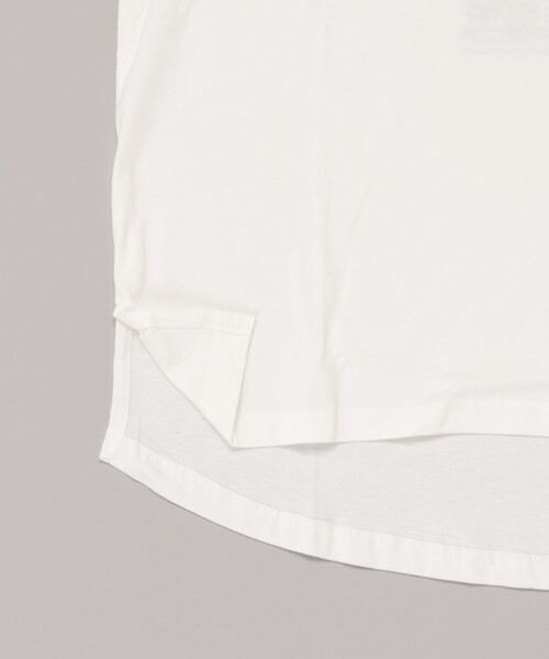 Mac-House(マックハウス)の「UNDERWRAPS アンダーラップス バックテール刺繍VネックTシャツ(Tシャツ/カットソー・レディース・ホワイト/チャコール/ピンク・フリー)」の7枚目の写真