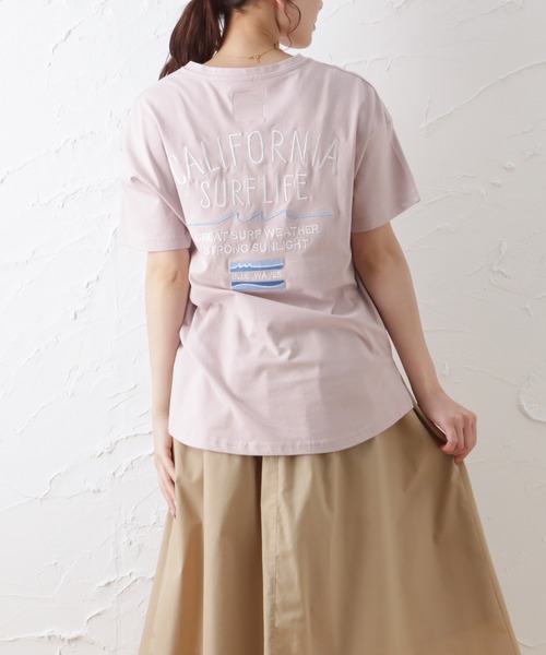 Mac-House(マックハウス)の「UNDERWRAPS アンダーラップス バックテール刺繍VネックTシャツ(Tシャツ/カットソー・レディース・ホワイト/チャコール/ピンク・フリー)」の3枚目の写真