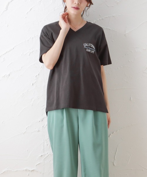Mac-House(マックハウス)の「UNDERWRAPS アンダーラップス バックテール刺繍VネックTシャツ(Tシャツ/カットソー・レディース・ホワイト/チャコール/ピンク・フリー)」の9枚目の写真