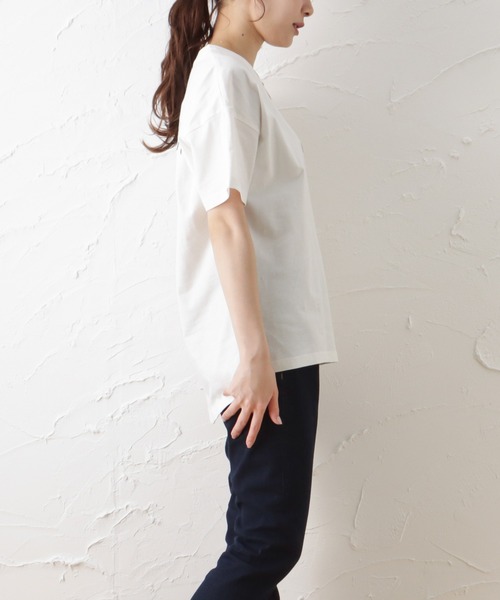 Mac-House(マックハウス)の「UNDERWRAPS アンダーラップス バックテール刺繍VネックTシャツ(Tシャツ/カットソー・レディース・ホワイト/チャコール/ピンク・フリー)」の14枚目の写真