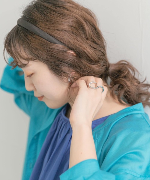 SMELLY(スメリー)の「サテンスリムカチューシャ(カチューシャ・レディース・ブラック・-)」の6枚目の写真