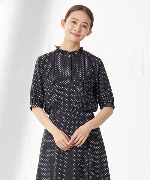 J.PRESS(ジェイプレス)の「【洗える】 ドットプリント フリル衿 カットソー(Tシャツ/カットソー・レディース・ブラック系5/ライトグレー系5/パープル系5・MEDIUM/LARGE)」の2枚目の写真