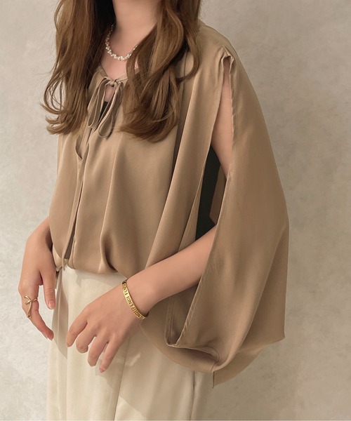 apres jour clair（アプレジュールクレア）の「【apres jour clair】スリットデザインブラウス【ZOZOTOWN限定アイテム】（シャツ/ブラウス・レディース・ベージュ/アイボリー・X-LARGE/フリー）」の2枚目の写真