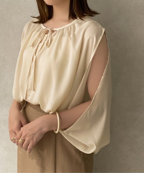 apres jour clair（アプレジュールクレア）の「【apres jour clair】スリットデザインブラウス【ZOZOTOWN限定アイテム】（シャツ/ブラウス・レディース・ベージュ/アイボリー・X-LARGE/フリー）」の5枚目の写真