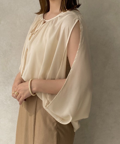 apres jour clair（アプレジュールクレア）の「【apres jour clair】スリットデザインブラウス【ZOZOTOWN限定アイテム】（シャツ/ブラウス・レディース・ベージュ/アイボリー・X-LARGE/フリー）」の3枚目の写真