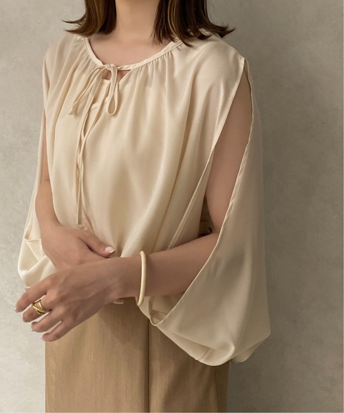 apres jour clair（アプレジュールクレア）の「【apres jour clair】スリットデザインブラウス【ZOZOTOWN限定アイテム】（シャツ/ブラウス・レディース・ベージュ/アイボリー・X-LARGE/フリー）」の4枚目の写真