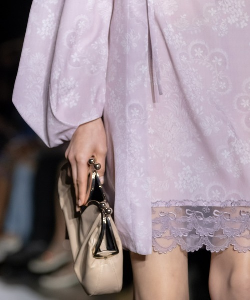 Simone Rocha（シモーネロシャ）の「SIGNATURE SLEEVE FRILL COLLAR SLIP BACK DRESS（ドレス・レディース・ライラック・4/6）」の2枚目の写真