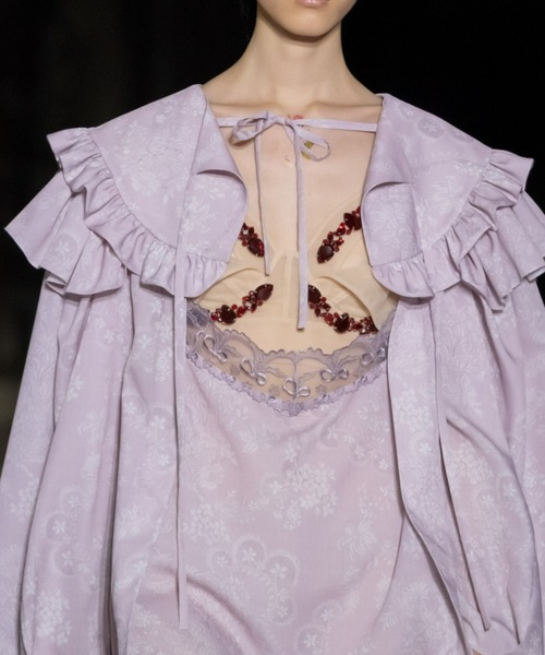 Simone Rocha（シモーネロシャ）の「SIGNATURE SLEEVE FRILL COLLAR SLIP BACK DRESS（ドレス・レディース・ライラック・4/6）」の3枚目の写真