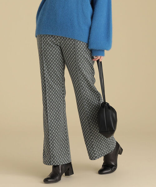 Ray BEAMS（レイビームス）の「Ray BEAMS / カット ジャカード フレア パンツ（その他パンツ・レディース・ベージュ/グリーン・0/1）」の2枚目の写真