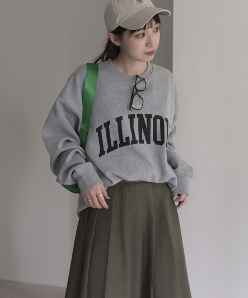 UNIVERSAL OVERALL（ユニバーサルオーバーオール）の「【UNIVERSAL OVERALL/ユニバーサルオーバーオール】ILLINOIS SWEAT P/O　イリノイ ロゴスウェット（スウェット・レディース・ライトグレー/ネイビー/オフホワイト・M）」の2枚目の写真