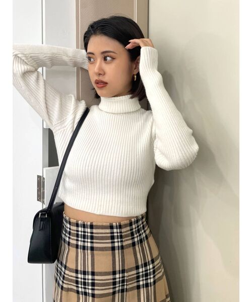 EMODA(エモダ)の「ハイネッククロップニット(ニット/セーター・レディース・ホワイト/ブラック/ピンク/ベージュ/ブルー・FREE)」の19枚目の写真