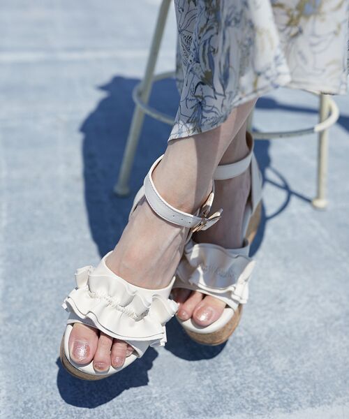 MAJESTIC LEGON(マジェスティックレゴン)の「フカフカフリルサンダル(サンダル・レディース・アイボリー/ブラック/グレイッシュベージュ・MEDIUM/LARGE/SMALL/X-LARGE)」の2枚目の写真