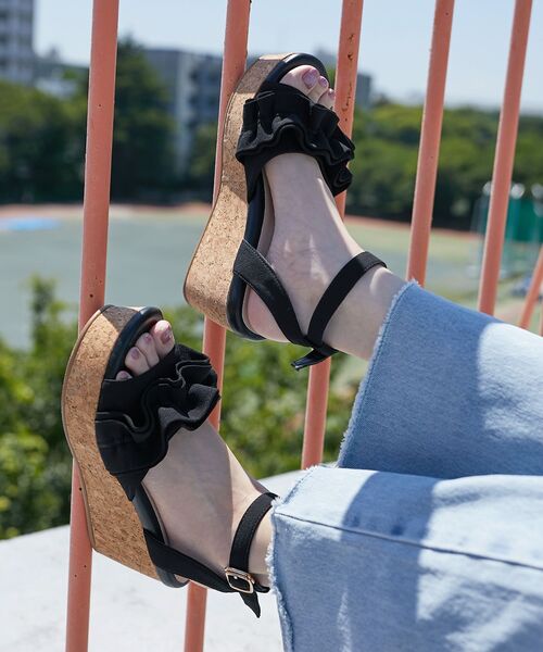 MAJESTIC LEGON(マジェスティックレゴン)の「フカフカフリルサンダル(サンダル・レディース・アイボリー/ブラック/グレイッシュベージュ・MEDIUM/LARGE/SMALL/X-LARGE)」の3枚目の写真