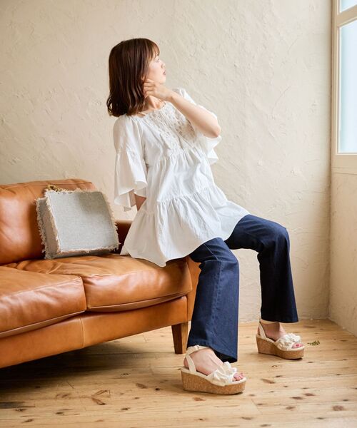 MAJESTIC LEGON(マジェスティックレゴン)の「フカフカフリルサンダル(サンダル・レディース・アイボリー/ブラック/グレイッシュベージュ・MEDIUM/LARGE/SMALL/X-LARGE)」の9枚目の写真