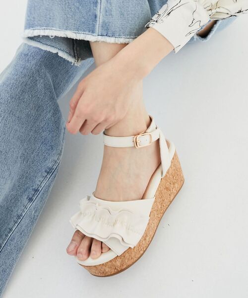 MAJESTIC LEGON(マジェスティックレゴン)の「フカフカフリルサンダル(サンダル・レディース・アイボリー/ブラック/グレイッシュベージュ・MEDIUM/LARGE/SMALL/X-LARGE)」の14枚目の写真