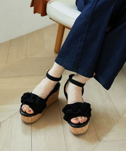 MAJESTIC LEGON(マジェスティックレゴン)の「フカフカフリルサンダル(サンダル・レディース・アイボリー/ブラック/グレイッシュベージュ・MEDIUM/LARGE/SMALL/X-LARGE)」の16枚目の写真