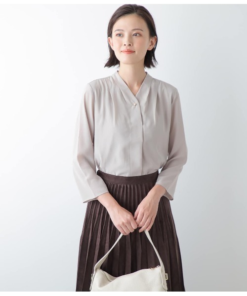 NEWYORKER(ニューヨーカー)の「TR天竺シルキーナデシン Vタックネックカットソー(Tシャツ/カットソー・レディース・ピンク/ホワイト/グレイッシュベージュ・L/M)」の1枚目の写真