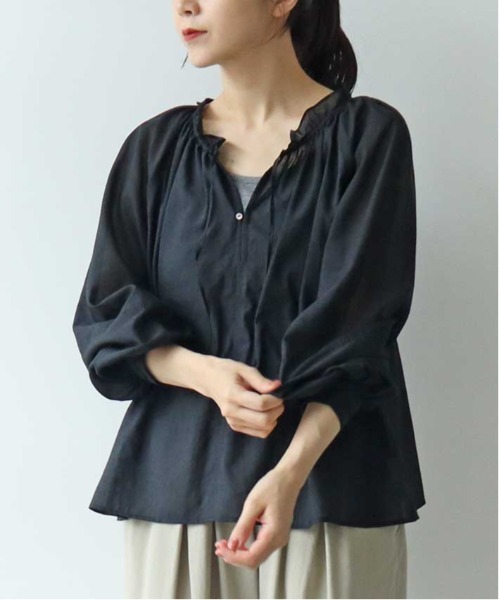 yuni(ユニ )の「●キャッワッシャー2WAYギャザーカラーショートブラウス 1701BL001241(シャツ/ブラウス・レディース・ホワイト/グリーン/サックスブルー/ブラック・FREE)」の1枚目の写真