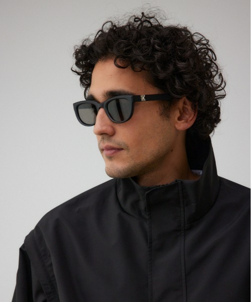 AZUL by moussy（アズールバイマウジー）の「ロゴプレートキャットアイウェア（サングラス・メンズ・グレー/ブラック・FREE）」の2枚目の写真