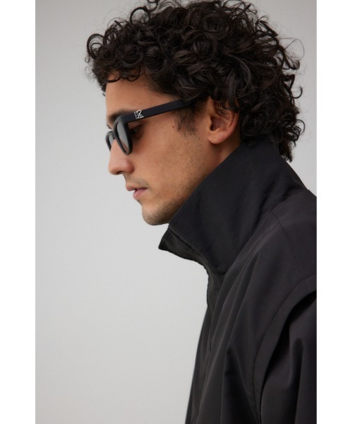 AZUL by moussy（アズールバイマウジー）の「ロゴプレートキャットアイウェア（サングラス・メンズ・グレー/ブラック・FREE）」の4枚目の写真