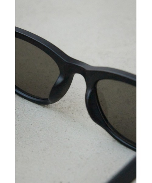 AZUL by moussy（アズールバイマウジー）の「ロゴプレートキャットアイウェア（サングラス・メンズ・グレー/ブラック・FREE）」の9枚目の写真