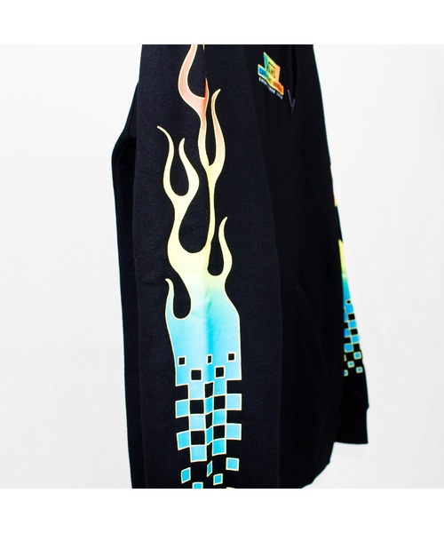US VANS(ユーエスヴァンズ)の「VANS M GLOW FLAME プルPK VN0A541BBLK(パーカー・メンズ・ブラック・X-SMALL/SMALL)」の8枚目の写真