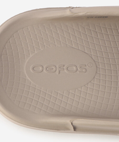 OOFOS（ウーフォス）の「OOFOS | OOriginal Nomad WOMEN（サンダル・レディース・グレイッシュベージュ・23/24）」の11枚目の写真